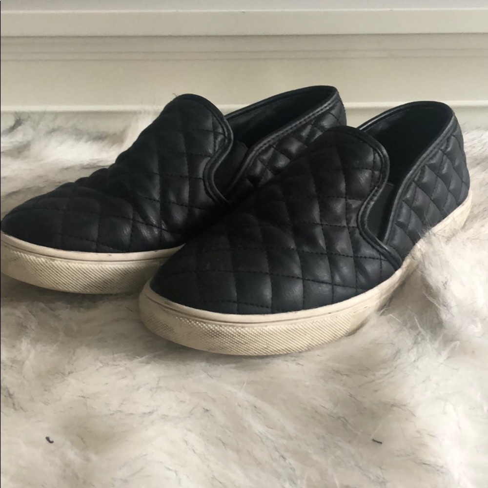 BLACK STEVE MADDEN FLATS